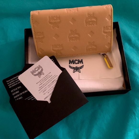 NEW MCM Mini Croissant Logo-Embossed Leather Aren Zip Wallet w/ Key Ring 5 x 3 - Picture 6 of 7